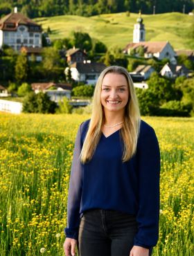 Unsere Ehrendamen 🌿

𝐍𝐚𝐦𝐞: Andrea Studer
𝐆𝐞𝐛𝐮𝐫𝐭𝐬𝐭𝐚𝐠: 25.08.1999
𝐌𝐞𝐢𝐧 𝐁𝐞𝐳𝐮𝐠 𝐳𝐮𝐦 𝐒𝐜𝐡𝐰𝐢𝐧𝐠𝐬𝐩𝐨𝐫𝐭: Bruder Remo Aktivschwinger, Bruder Marco Jungschwinger-Trainer, Vorstand SK Mümliswil, OK Herbstschwinget Mümliswil
𝐖𝐞𝐧𝐧 𝐢𝐜𝐡 𝐚𝐧 𝐞𝐢𝐧 𝐒𝐜𝐡𝐰𝐢𝐧𝐠𝐟𝐞𝐬𝐭 𝐝𝐞𝐧𝐤𝐞, 𝐤𝐨𝐦𝐦𝐭 𝐦𝐢𝐫 𝐚𝐥𝐬 𝐞𝐫𝐬𝐭𝐞𝐬 𝐢𝐧 𝐝𝐞𝐧 𝐒𝐢𝐧𝐧: Gemütlichkeit
𝐃𝐚𝐬 𝐟𝐢𝐧𝐝𝐞 𝐢𝐜𝐡 𝐚𝐧 𝐞𝐢𝐧𝐞𝐦 𝐒𝐜𝐡𝐰𝐢𝐧𝐠𝐟𝐞𝐬𝐭 𝐛𝐞𝐬𝐨𝐧𝐝𝐞𝐫𝐬: Ein Schwingfest vereint Emotionen, gelebte Tradition, Leidenschaft und Geselligkeit zu einem speziellen Erlebnis
𝟑 𝐅𝐮𝐧 𝐅𝐚𝐜𝐭𝐬 ü𝐛𝐞𝐫 𝐦𝐢𝐜𝐡: 
1. ich habe ein ausgeprägtes Lachen
2. ich bin festfreudig, habe es gerne lustig
3. ich bin immer hungrig
𝐃𝐚𝐬 𝐍𝐖𝐒 𝟐𝟎𝟐𝟔 𝐰𝐢𝐫𝐝….: ein unvergesslicher Anlass mit tollen Begegnungen und toller Stimmung