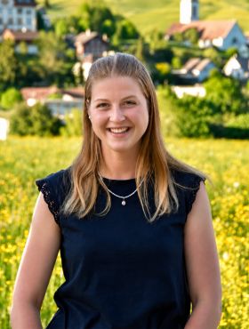 Unsere Ehrendamen🌿

𝐍𝐚𝐦𝐞: Mirjam Kissling
𝐆𝐞𝐛𝐮𝐫𝐭𝐬𝐭𝐚𝐠: 20.05.2003 
𝐌𝐞𝐢𝐧 𝐁𝐞𝐳𝐮𝐠 𝐳𝐮𝐦 𝐒𝐜𝐡𝐰𝐢𝐧𝐠𝐬𝐩𝐨𝐫𝐭: Durch Verwandte und Freunde die im Schwingsport tätig sind
𝐖𝐞𝐧𝐧 𝐢𝐜𝐡 𝐚𝐧 𝐞𝐢𝐧 𝐒𝐜𝐡𝐰𝐢𝐧𝐠𝐟𝐞𝐬𝐭 𝐝𝐞𝐧𝐤𝐞, 𝐤𝐨𝐦𝐦𝐭 𝐦𝐢𝐫 𝐚𝐥𝐬 𝐞𝐫𝐬𝐭𝐞𝐬 𝐢𝐧 𝐝𝐞𝐧 𝐒𝐢𝐧𝐧: Sägemehl, Sieger-Muni und hervorragende, emotionale Momente!
𝐃𝐚𝐬 𝐟𝐢𝐧𝐝𝐞 𝐢𝐜𝐡 𝐚𝐧 𝐞𝐢𝐧𝐞𝐦 𝐒𝐜𝐡𝐰𝐢𝐧𝐠𝐟𝐞𝐬𝐭 𝐛𝐞𝐬𝐨𝐧𝐝𝐞𝐫𝐬: Der friedliche Umgang in der Arena
𝟑 𝐅𝐮𝐧 𝐅𝐚𝐜𝐭𝐬 ü𝐛𝐞𝐫 𝐦𝐢𝐜𝐡:
1. verliere immer meine Sonnenbrille
2. kann mir keine neuen Namen merken
3. bin für jeden Spass zu haben und mache aus jeder Situation das Beste
𝐃𝐚𝐬 𝐍𝐖𝐒 𝟐𝟎𝟐𝟔 𝐰𝐢𝐫𝐝….: ein unvergessliches Erlebnis!